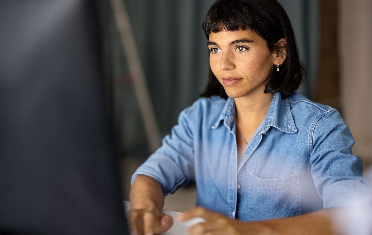 WORK SMARTER WITH LIGHTS-OUT LOCK DESK